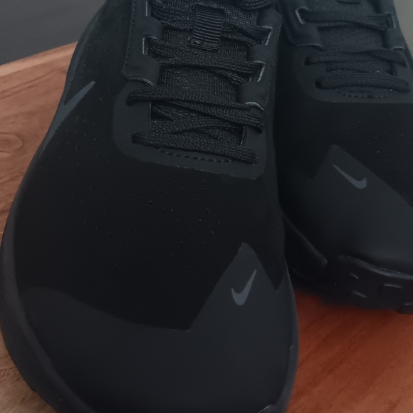 Nike Black Athletic Shoes for Performance - Picture 10 of 16